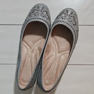 Naturalizer Women Gray Embroidered Flats Size 7.5